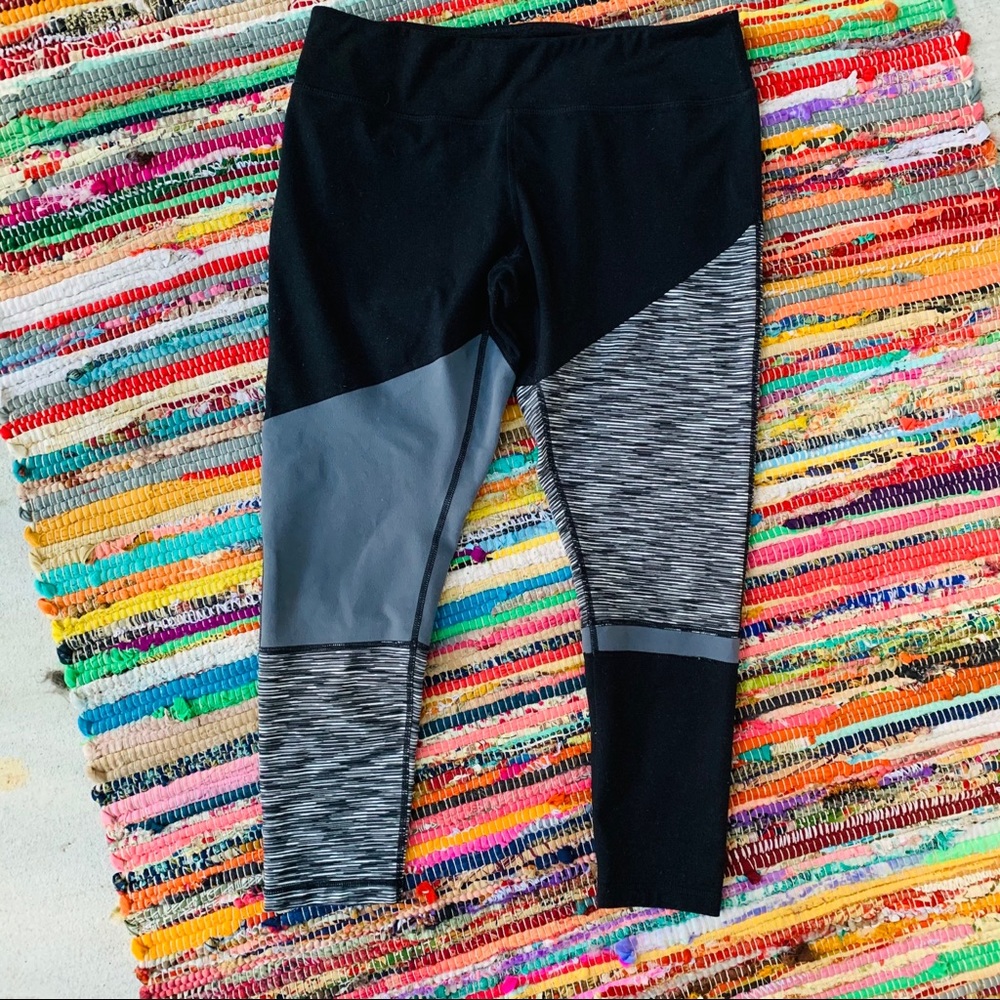 🖤 Zella Black, Gray and White Cropped Leggings